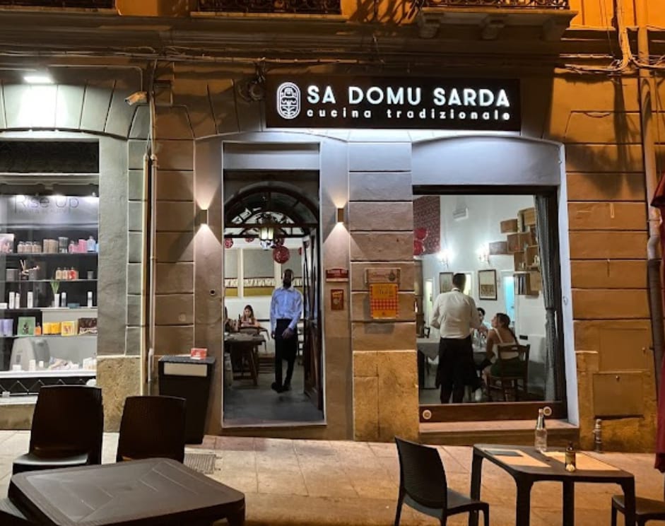 Cagliari, 14 sedie in più in strada per le cene all’aperto: maxi multa a Sa Domu Sarda