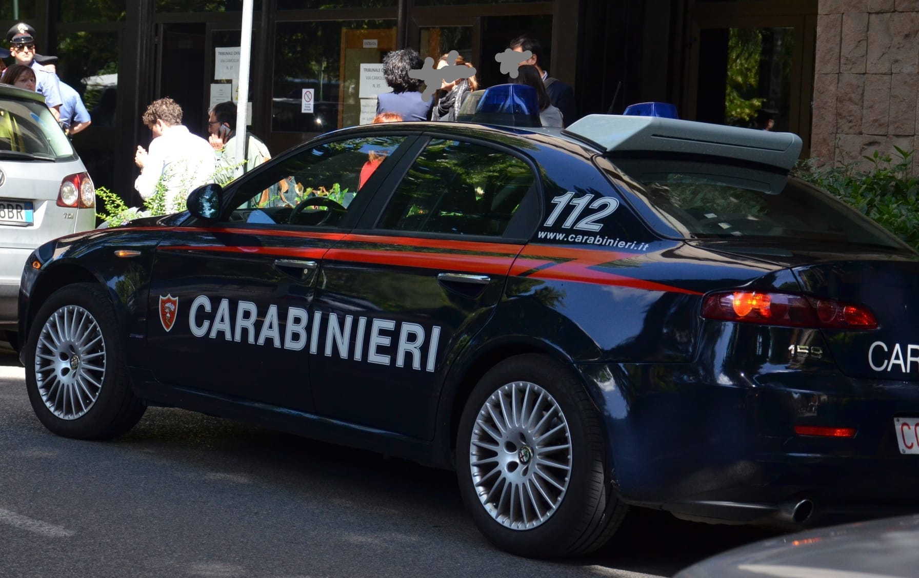 Investe un pedone e colpisce un’auto in sosta: ubriaco alla guida denunciato ad Arbus