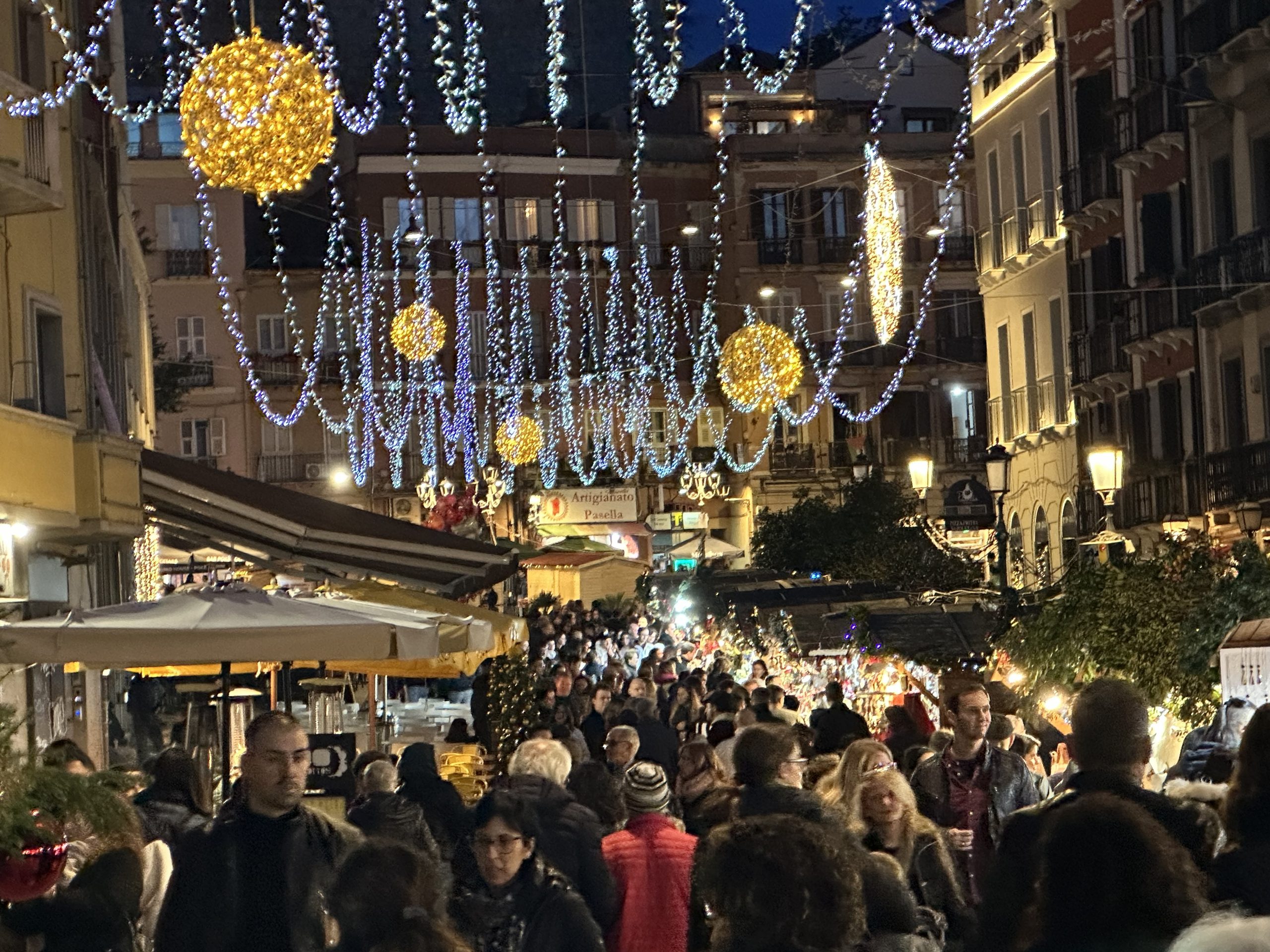 Cagliari, tutti pazzi per i mercatini di Natale: pienone fra Corso e piazza Yenne