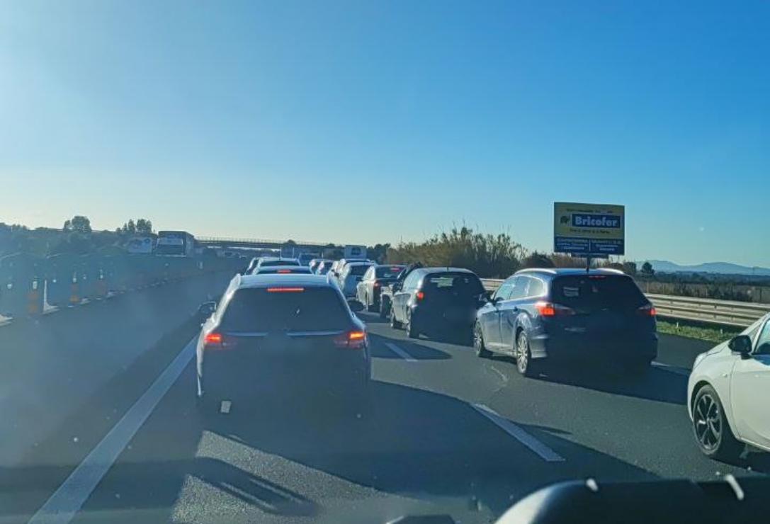 Tamponamento a catena sulla 131, arrivare a Cagliari è un’odissea: un incidente anche sull’Asse Mediano