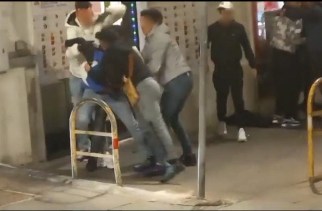 Cagliari, maxi rissa tra giovani alla Marina: volano calci, pugni e bottigliate