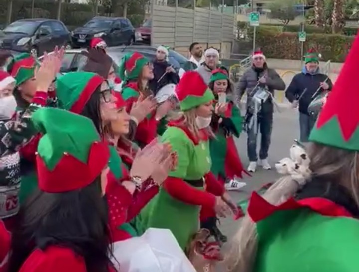 Cagliari, tamburi in festa al Microcitemico per augurare buon Natale ai piccoli pazienti