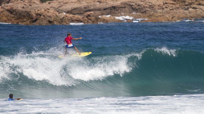 Vento in poppa, onde in testa: la bellezza della vela e del surf in Sardegna