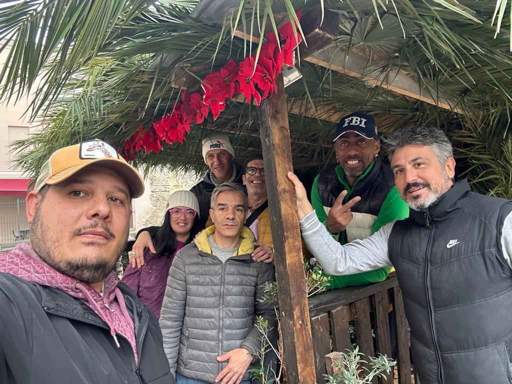 Cagliari, alla Marina tornano maxi presepe e albero alto 5 metri: “Aiutateci a comprare un defibrillatore”