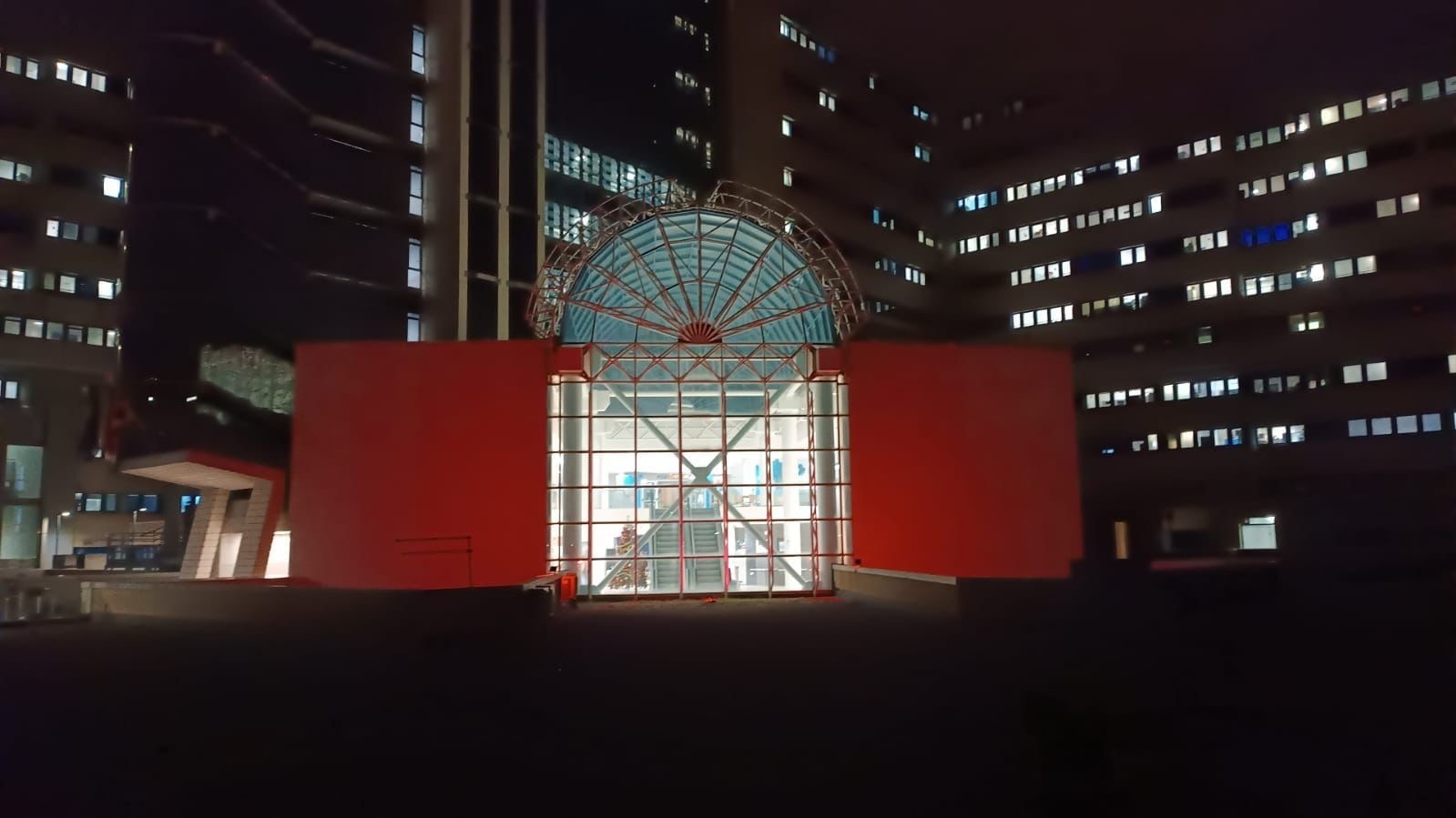 Accoltellato alla gola, Capoterra prega per il 15enne ferito fuori da scuola: è in coma farmacologico