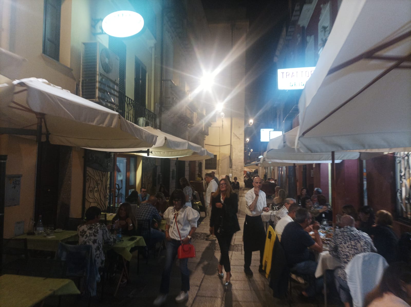 Cagliari, nella Marina orfana del concertone volano i menù di Capodanno: 100 euro a testa