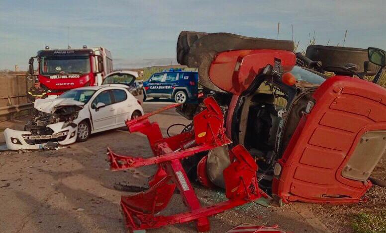 Pauroso schianto auto-trattore tra Serramanna e Nuraminis, mezzi distrutti e guidatori in gravi condizioni