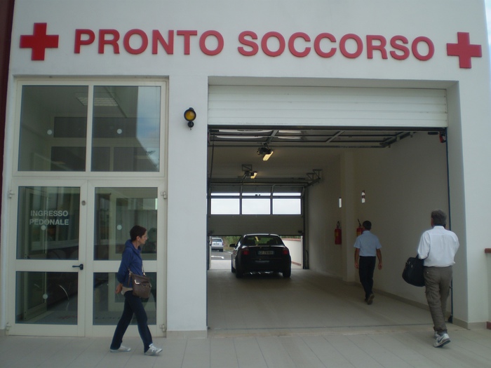 Oristano, pesta brutalmente la compagna nel parcheggio del pronto soccorso: arrestato un 35enne