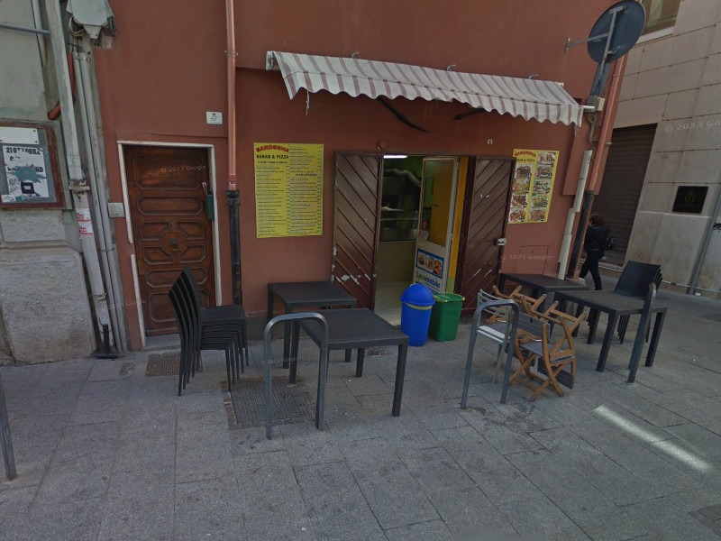 Cagliari, otto sedie in strada che intralciavano la circolazione: stangata alla kebabberia di via Sardegna