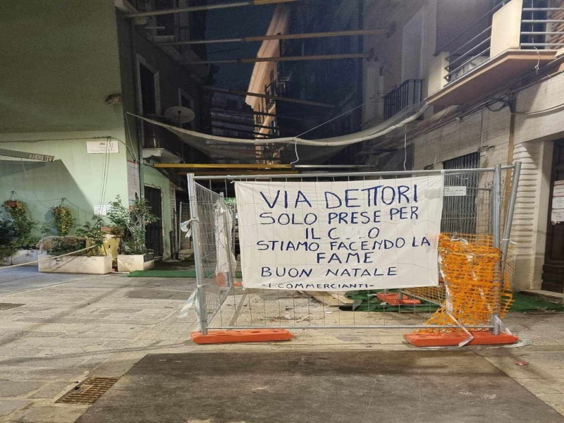 Cagliari, striscione di protesta nella via Dettori sbarrata da un anno: “Stiamo facendo la fame”