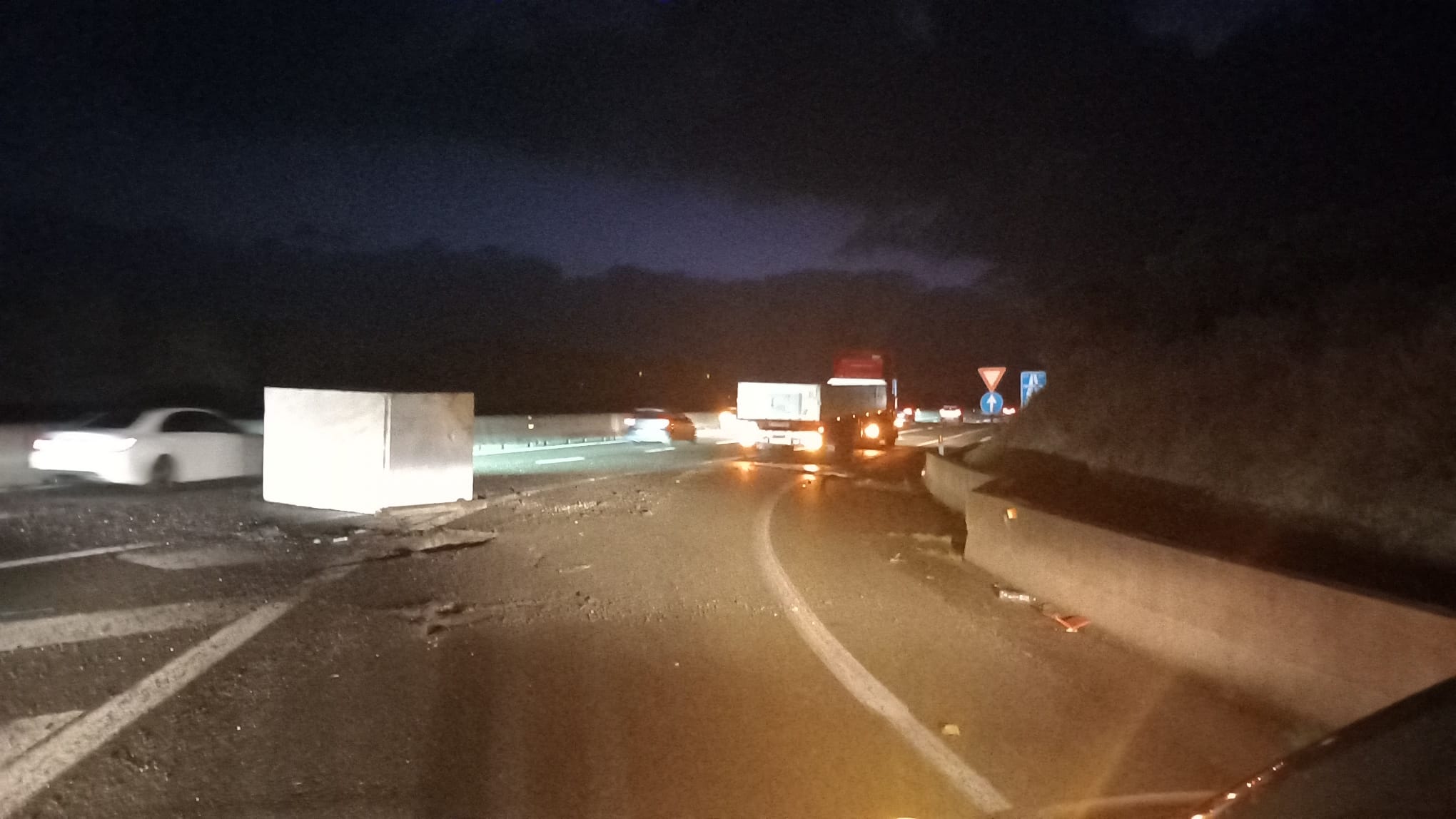Tir perde un gigantesco blocco di granito sulla 131 verso Cagliari: sfiorata la tragedia