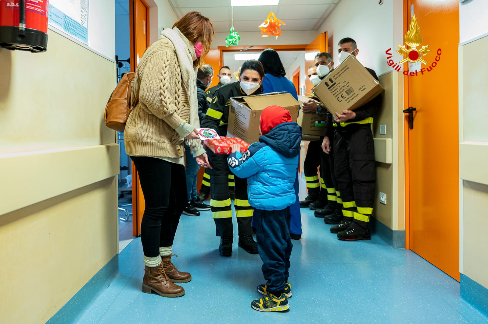 Natale meno triste per i bimbi del Microcitemico di Cagliari: pioggia di doni dai vigili del fuoco