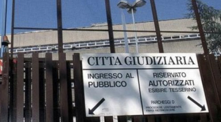 Abbandona la compagna in overdose sotto l’acqua gelata della doccia: accusato di omicidio volontario un 43enne