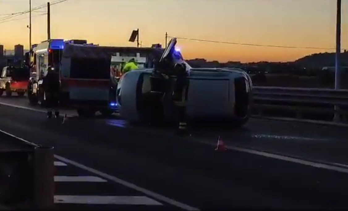 Cagliari, un’auto si ribalta in viale Marconi: il guidatore ferito esce dalle lamiere da solo (VIDEO)