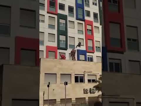 Eccoli, i Super eroi acrobatici per i bimbi del Microcitemico: Spiderman e Superman “volano” dalle finestre (VIDEO)