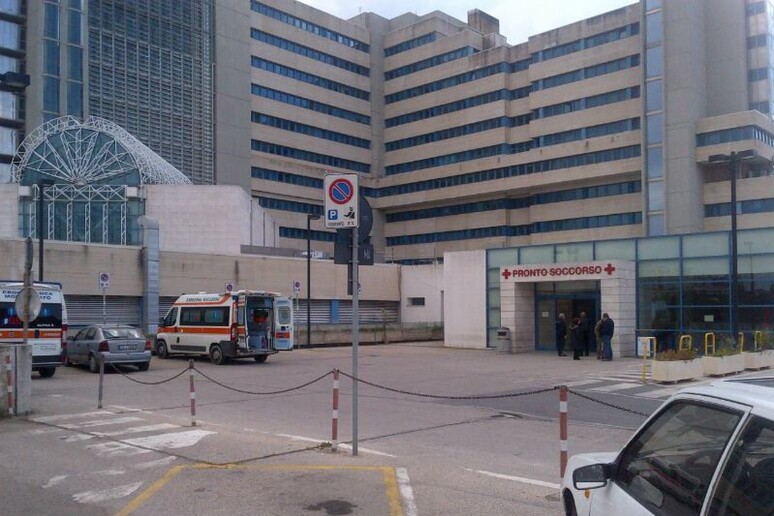 Cagliari, una donna di 80 anni travolta sulle strisce pedonali in via San Michele: è gravissima