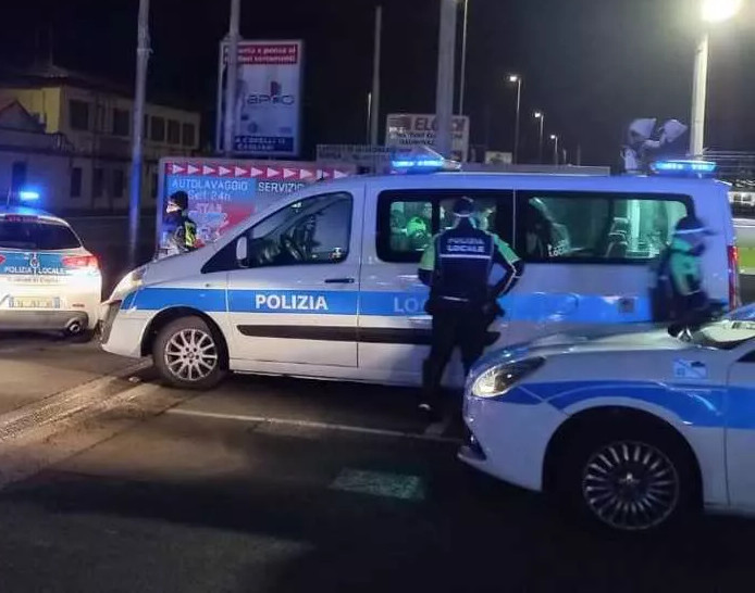 Cagliari, molesta le donne e aggredisce a calci gli agenti: nigeriano arrestato e subito liberato