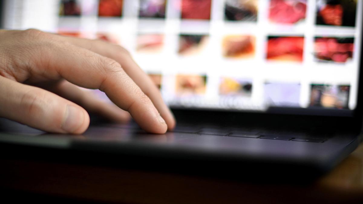 Pedopornografia, arrestato un giovane di Villacidro: pc pieno di immagini hot di minori