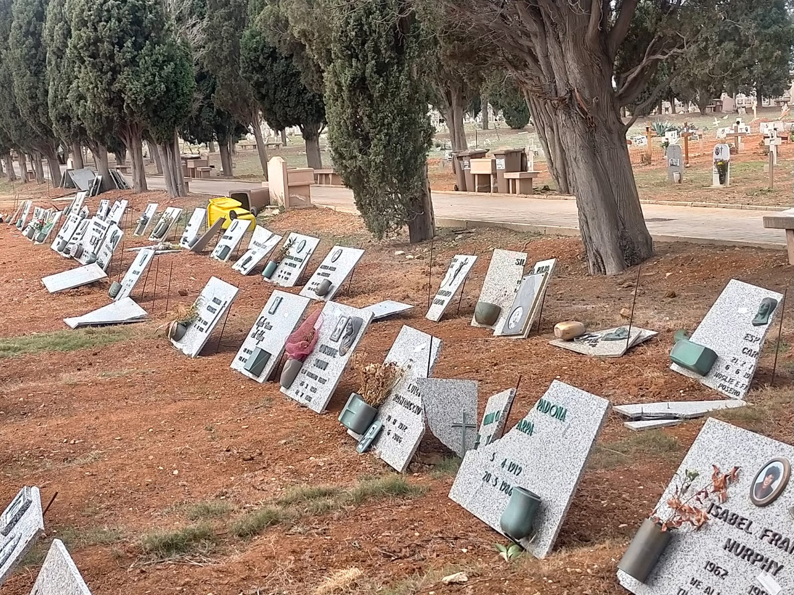 Cagliari, choc nel cimitero di San Michele: “Decine di nuove lapidi e croci in frantumi”