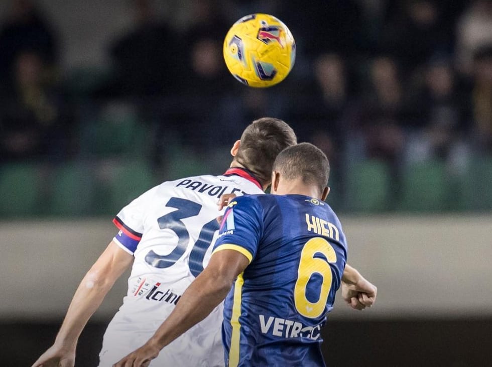 Verona-Cagliari 2-0, arbitraggio scandaloso con Makoumbou espulso: per Ranieri sconfitta che brucia