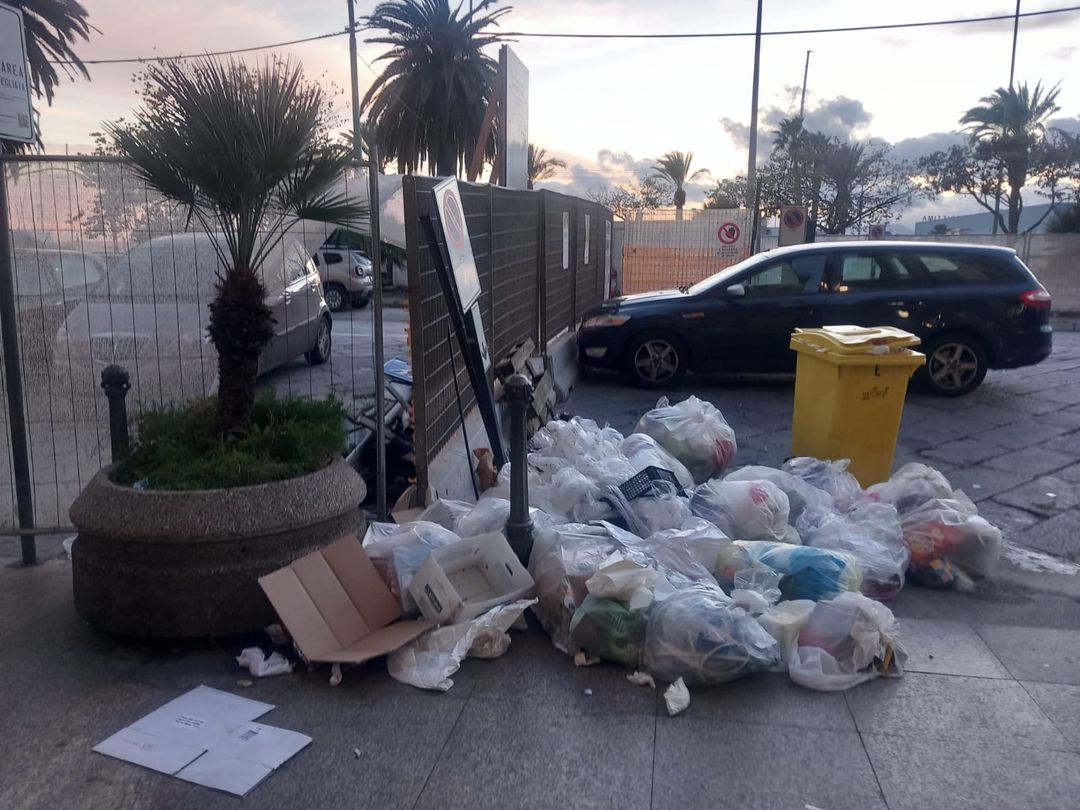 Cagliari, maxi discarica davanti al cantiere di via Roma: “Non bastavano i disagi, ora anche la spazzatura”