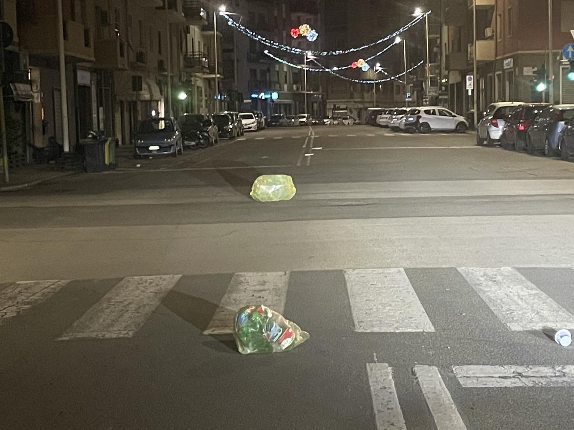 Incredibile inciviltà a Cagliari: spazzatura gettata in strada tra le luminarie in pieno centro