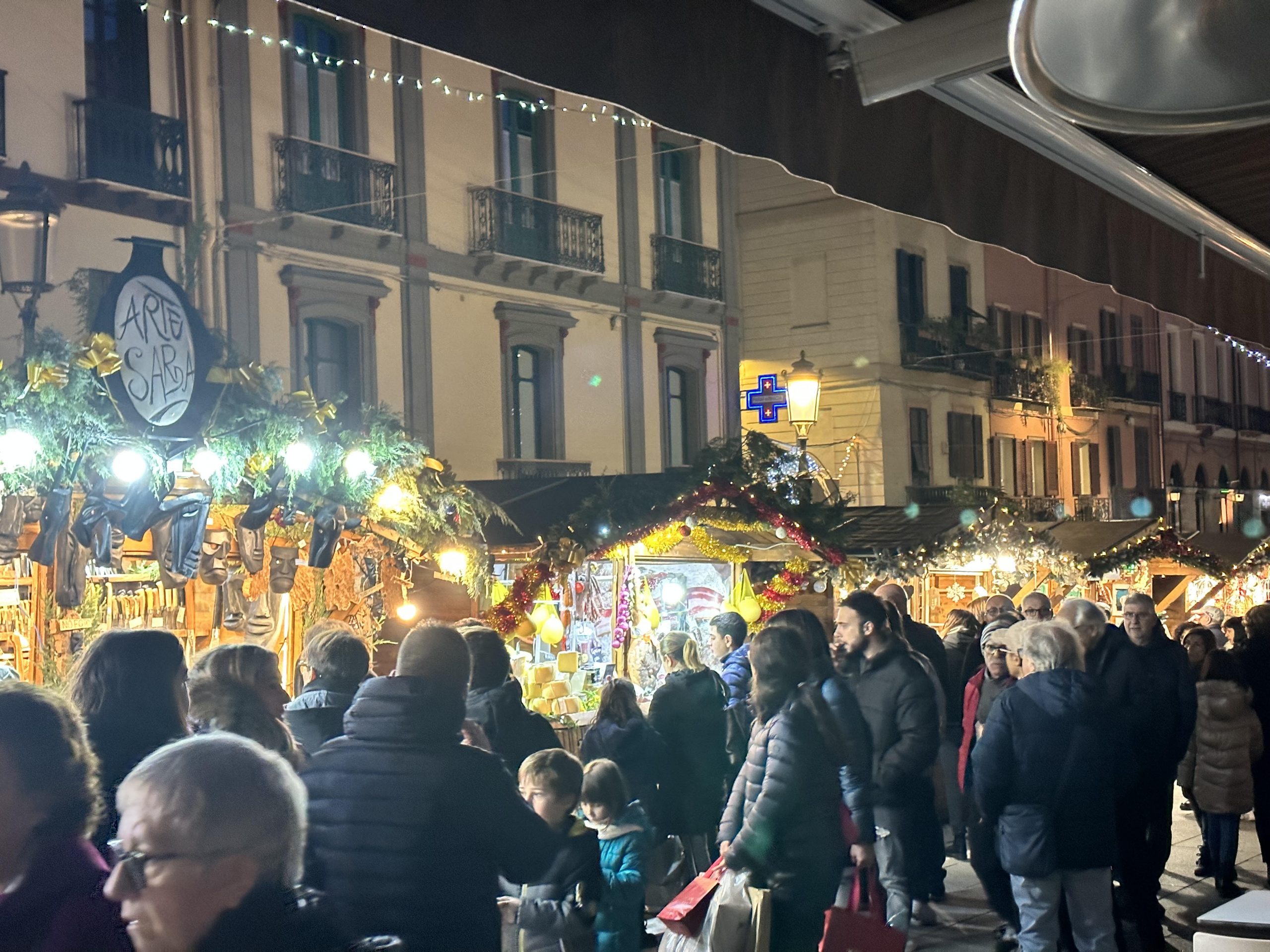 Voglia di Natale a Cagliari: assalto ai mercatini del Corso e piazza Yenne