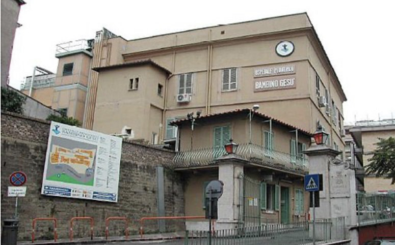 Bimbo americano di 10 anni precipita dal terzo piano di un B&B di Roma: è grave 