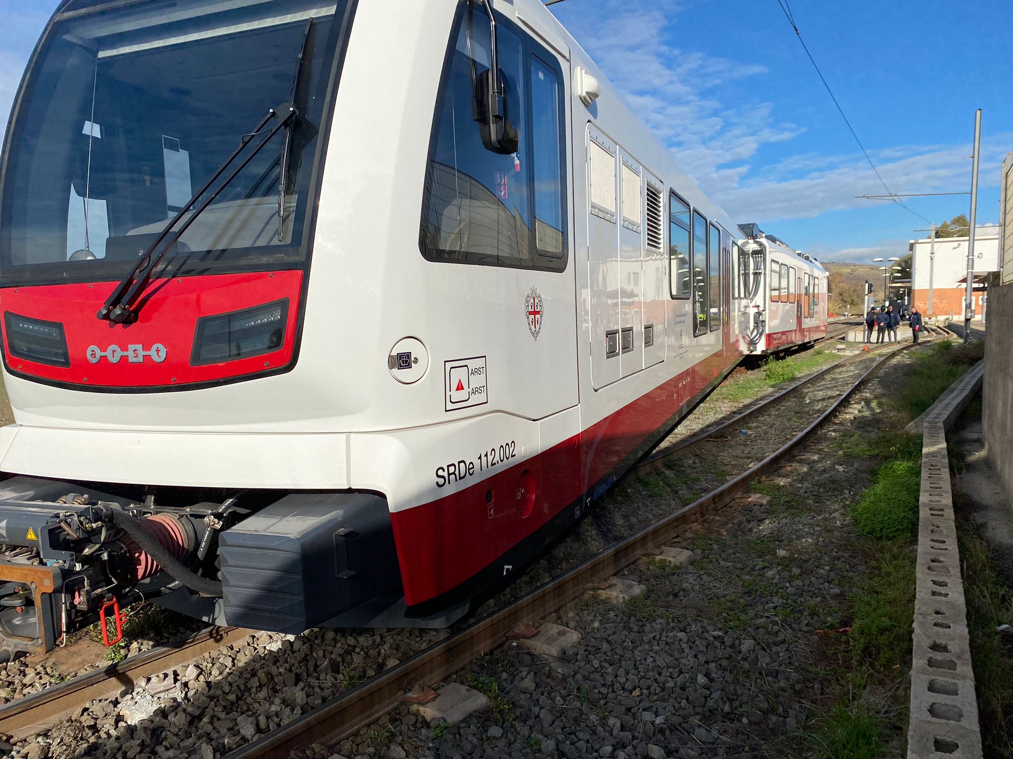 Errore nello scambio, a Settimo metà treno esce dai binari: paura tra i passeggeri ma nessun ferito