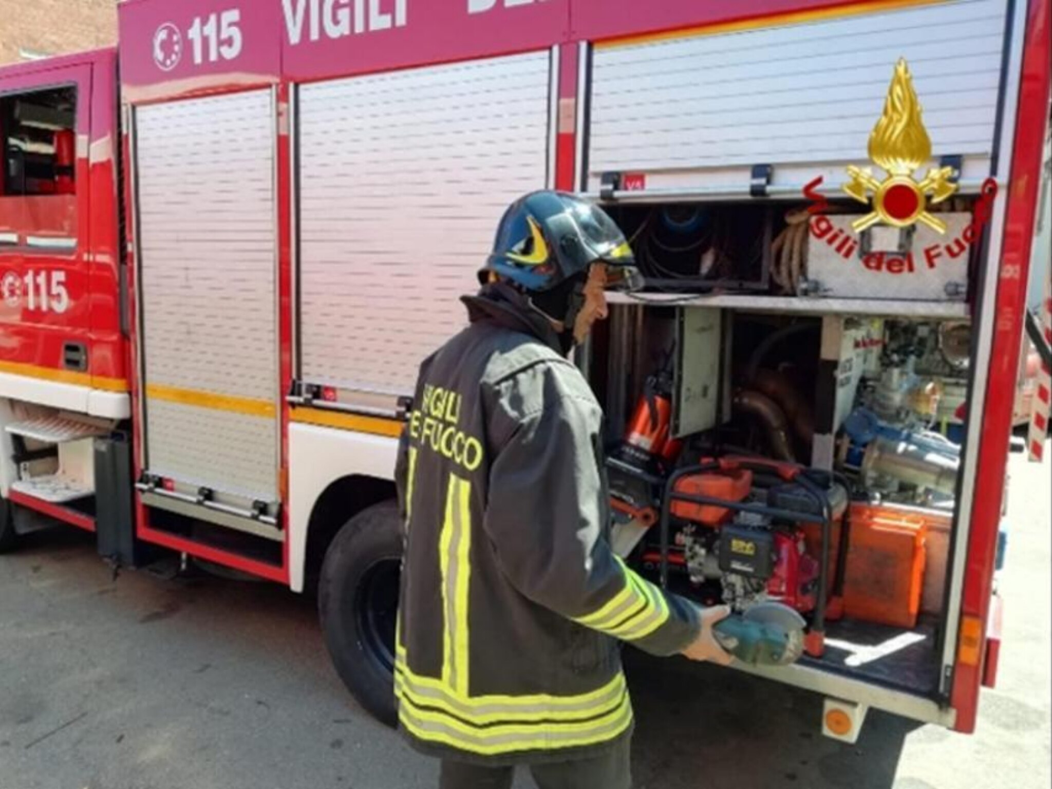 Devastante incendio a Settimo: distrutta una pizzeria, è giallo sulle cause