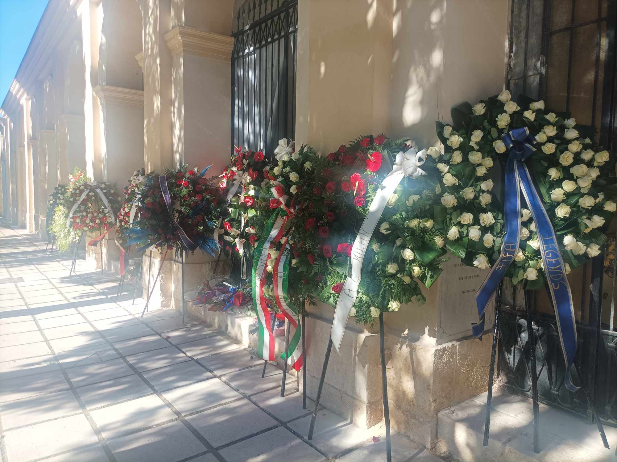 Cagliari, tifosi in pellegrinaggio alla tomba di Gigi Riva: prolungati gli orari di apertura al cimitero di Bonaria