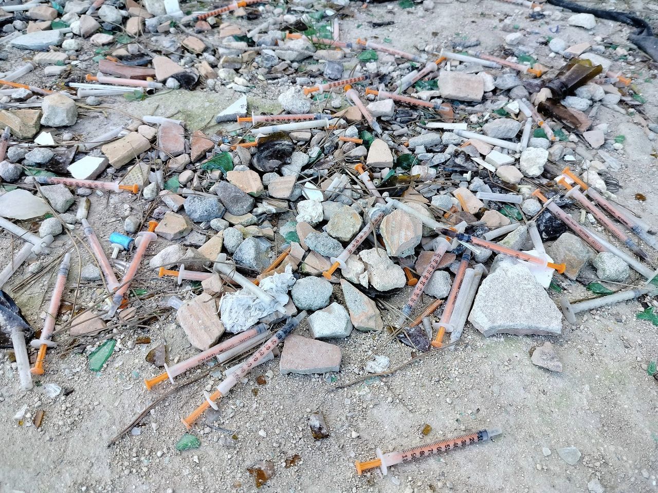 Un tappeto di siringhe al colle di San Michele: l’eroina torna a girare a Cagliari e fa paura