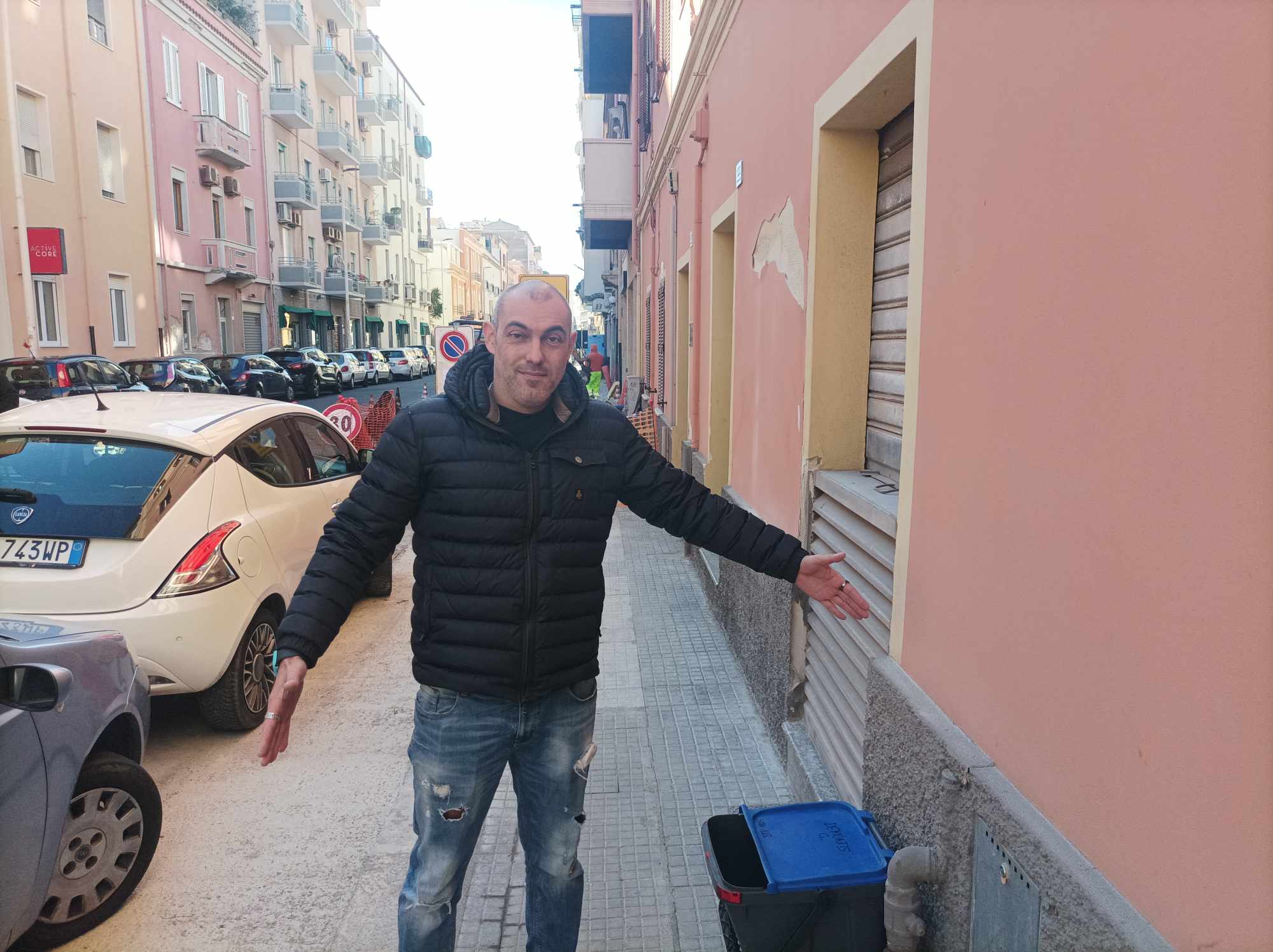 Cagliari, caos per il marciapiede più stretto in via Satta: “Tante difficoltà per i disabili e chi ha mastelli”