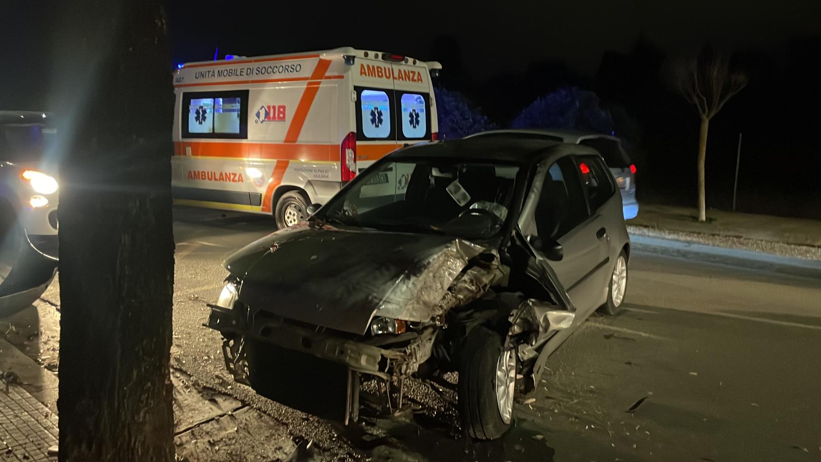 Si schianta con l’auto contro un albero a Sestu, 23enne ferito finisce al Santissima Trinità