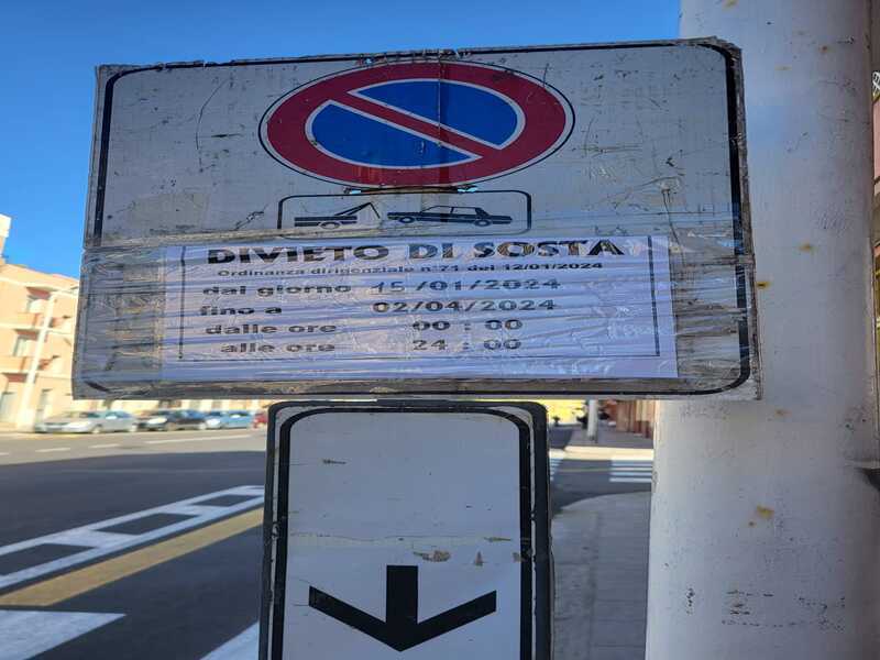 Cagliari, lavori fantasma e residenti furiosi: “Tanti parcheggi proibiti ma nemmeno un operaio”