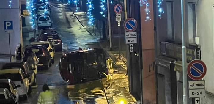 Selargius, sbatte con l’auto contro un dissuasore e si ribalta
