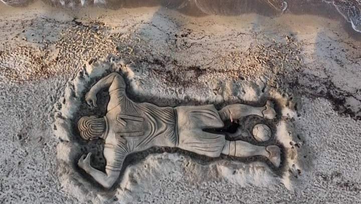 Gigi Riva prende vita nella spiaggia di Platamona grazie all’arte di Nicola Urru