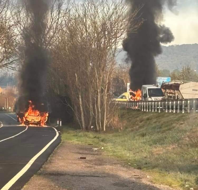 Commando armato assalta tre portavalori sulla Statale 131, spari e fiamme: 4 feriti -VIDEO