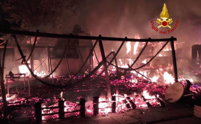 Devastante incendio a Settimo: distrutta una pizzeria, è giallo sulle cause