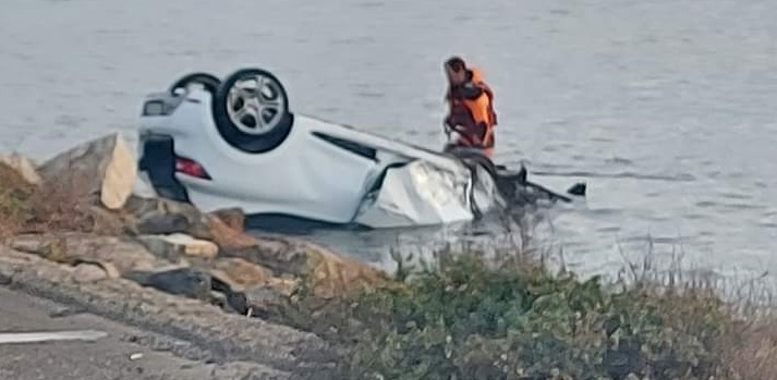 Tragedia a Capoterra, auto finisce in mare e si ribalta: morto l’uomo alla guida