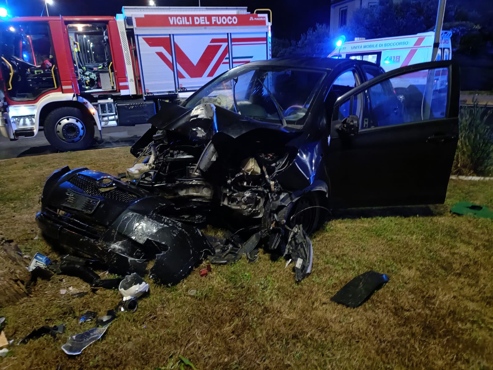 Auto fuori strada al Poetto di Cagliari: tre feriti, due in gravi condizioni