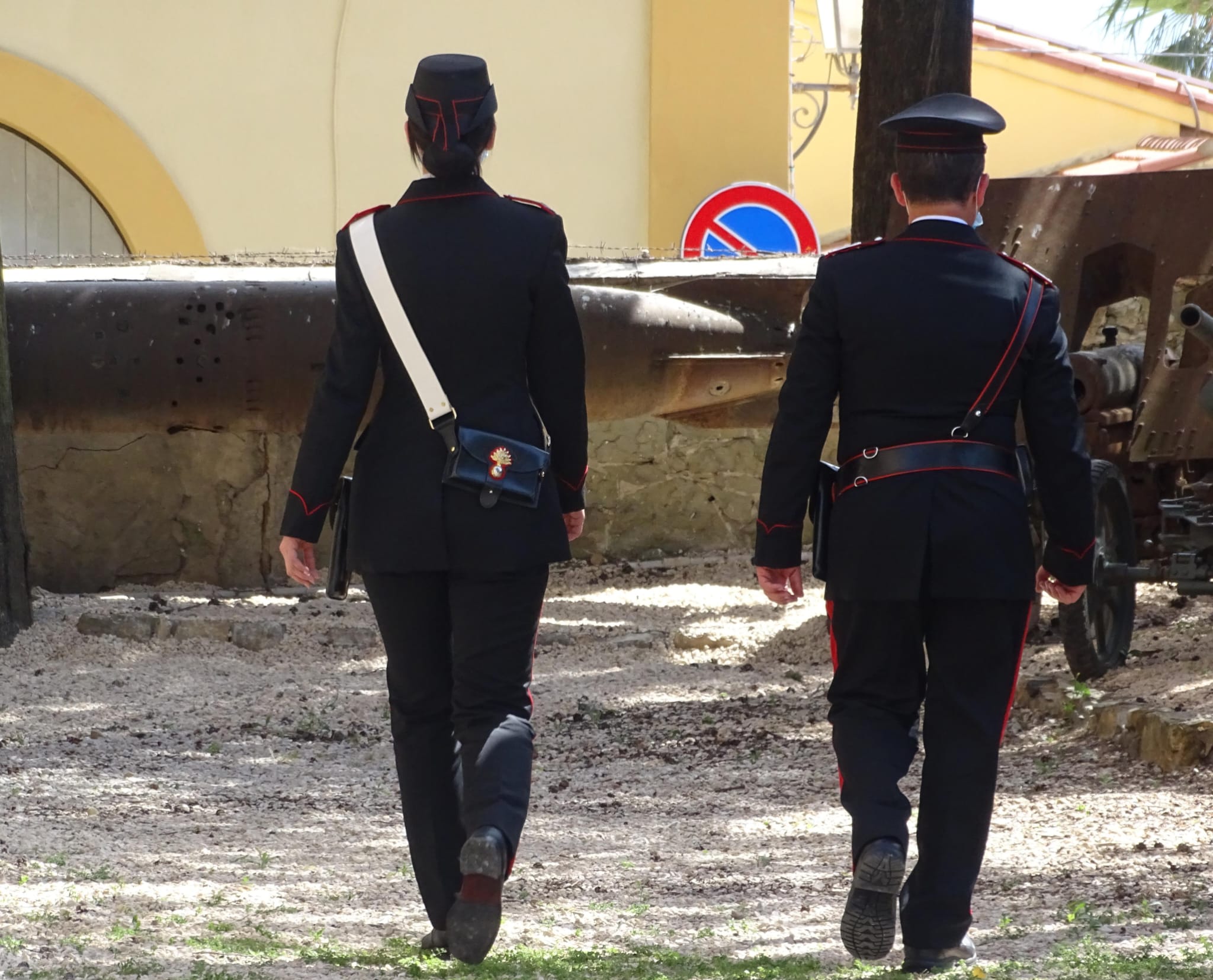 Villamassargia, danneggia una porta della scuola e ruba dai distributori di alimenti: 47enne tradito dalle telecamere