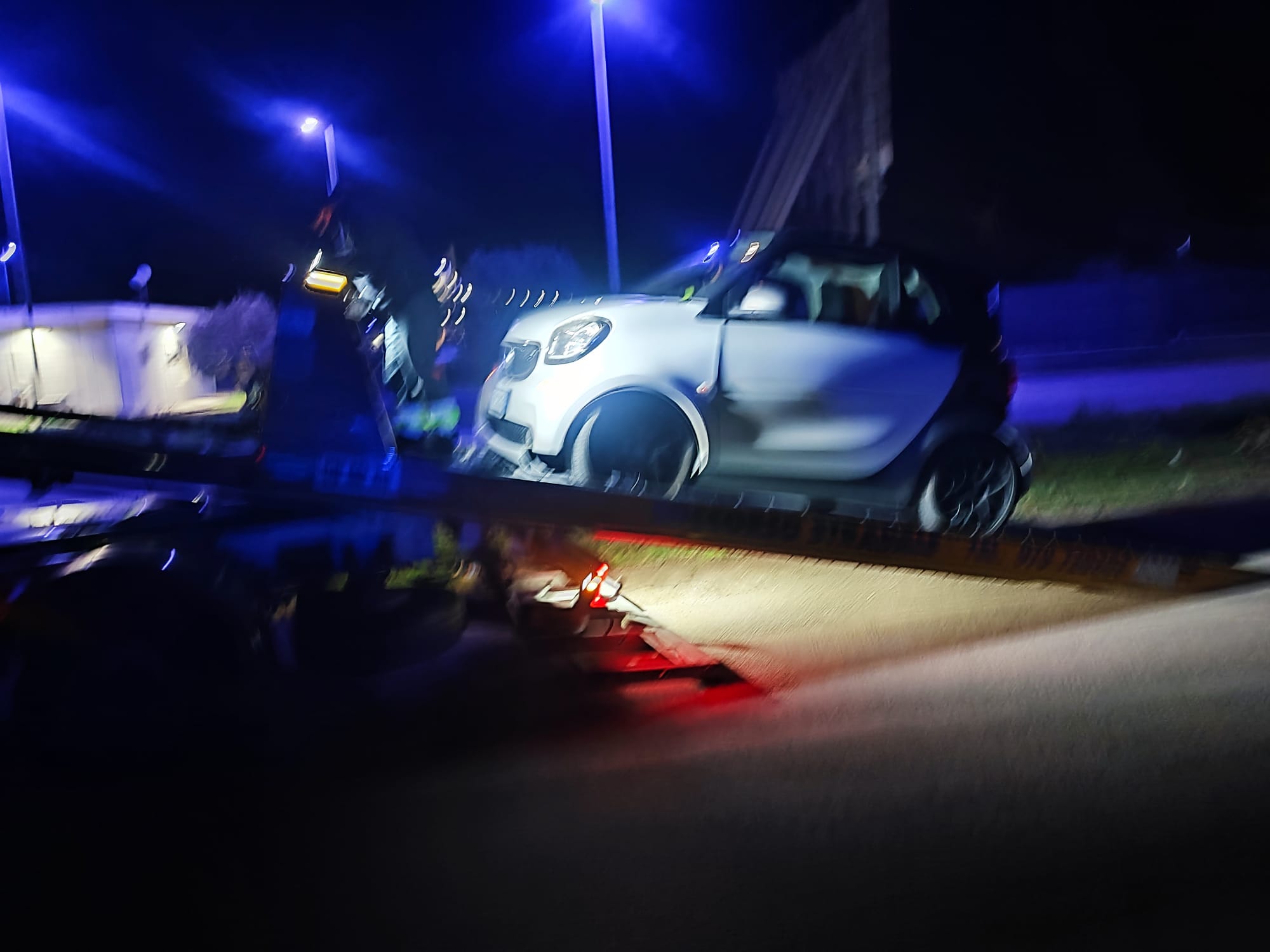 Assemini, ennesimo schianto sulla strada maledetta di Macchiareddu: “Smart contro spartitraffico e rotonda”