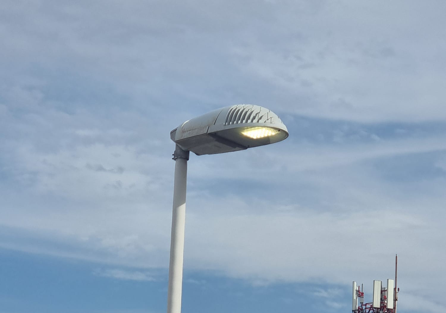 Pirri, lo strano caso dei lampioni accesi di giorno e spenti la notte e ora in funzione non-stop da 72 ore