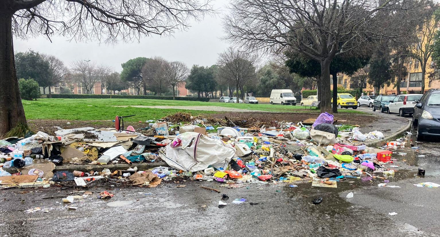 Cagliari, piazza delle Muse sommersa dai rifiuti: ennesima segnalazione dei cittadini sul degrado