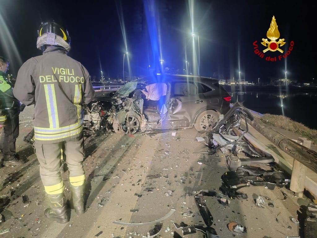 Quartu, scontro in viale Colombo: 3 auto coinvolte, una persona intrappolata tra le lamiere salvata dai pompieri