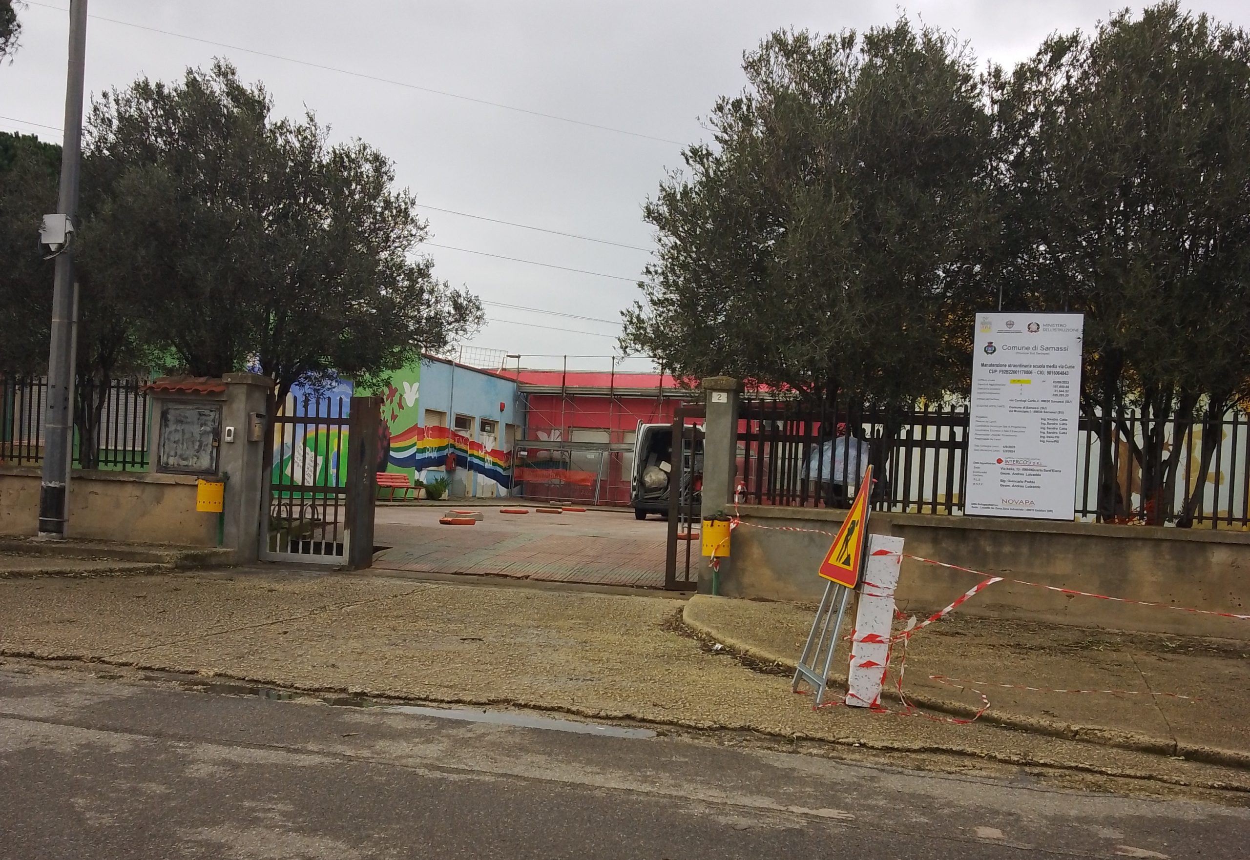 Samassi , “Numerose infiltrazioni d’acqua e caduta di calcinacci dal soffitto”: stop alle lezioni nella scuola secondaria