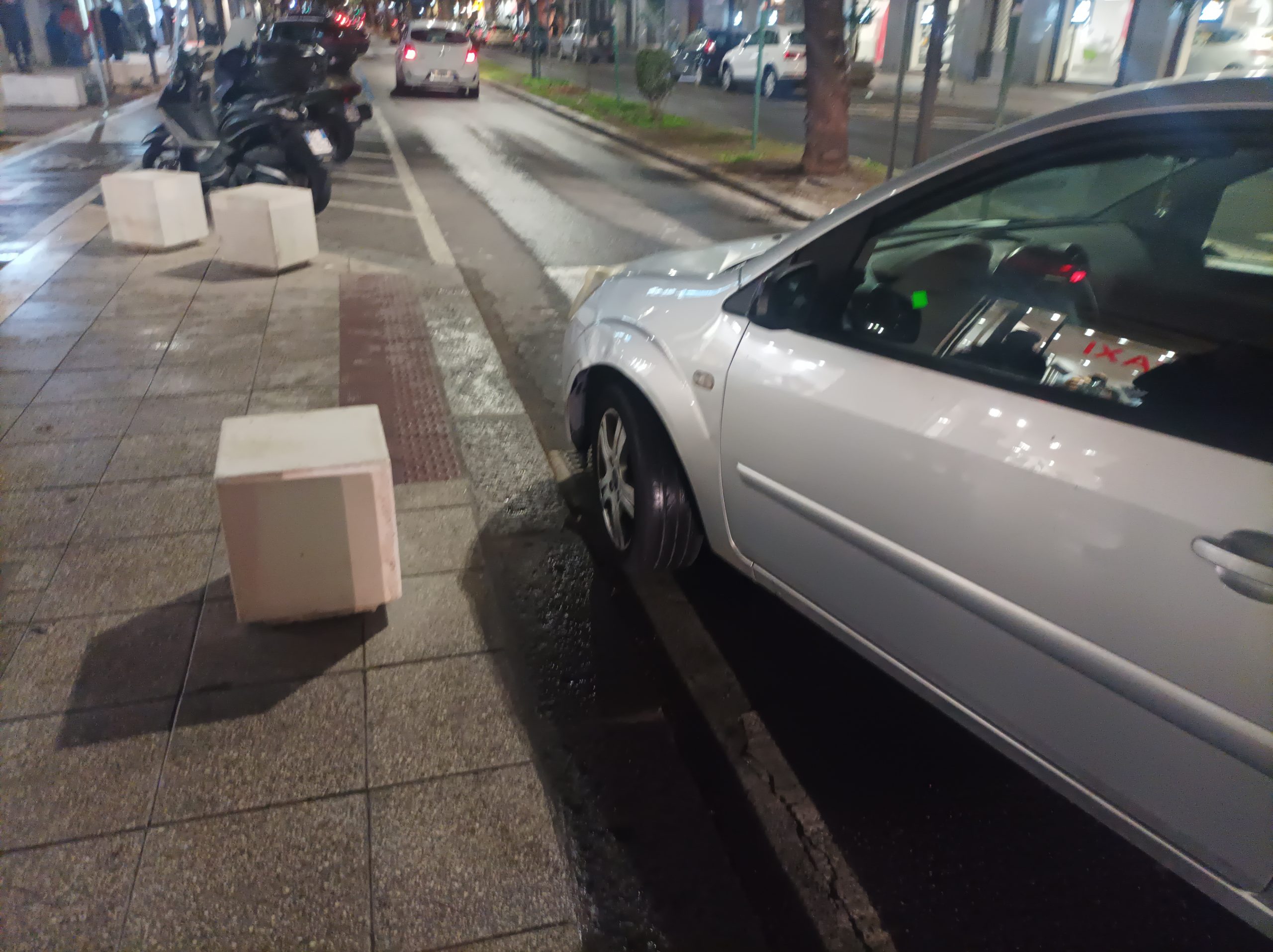 Cagliari, scontro tra auto in via Dante: automobilista insulta l’altra guidatrice e se ne va