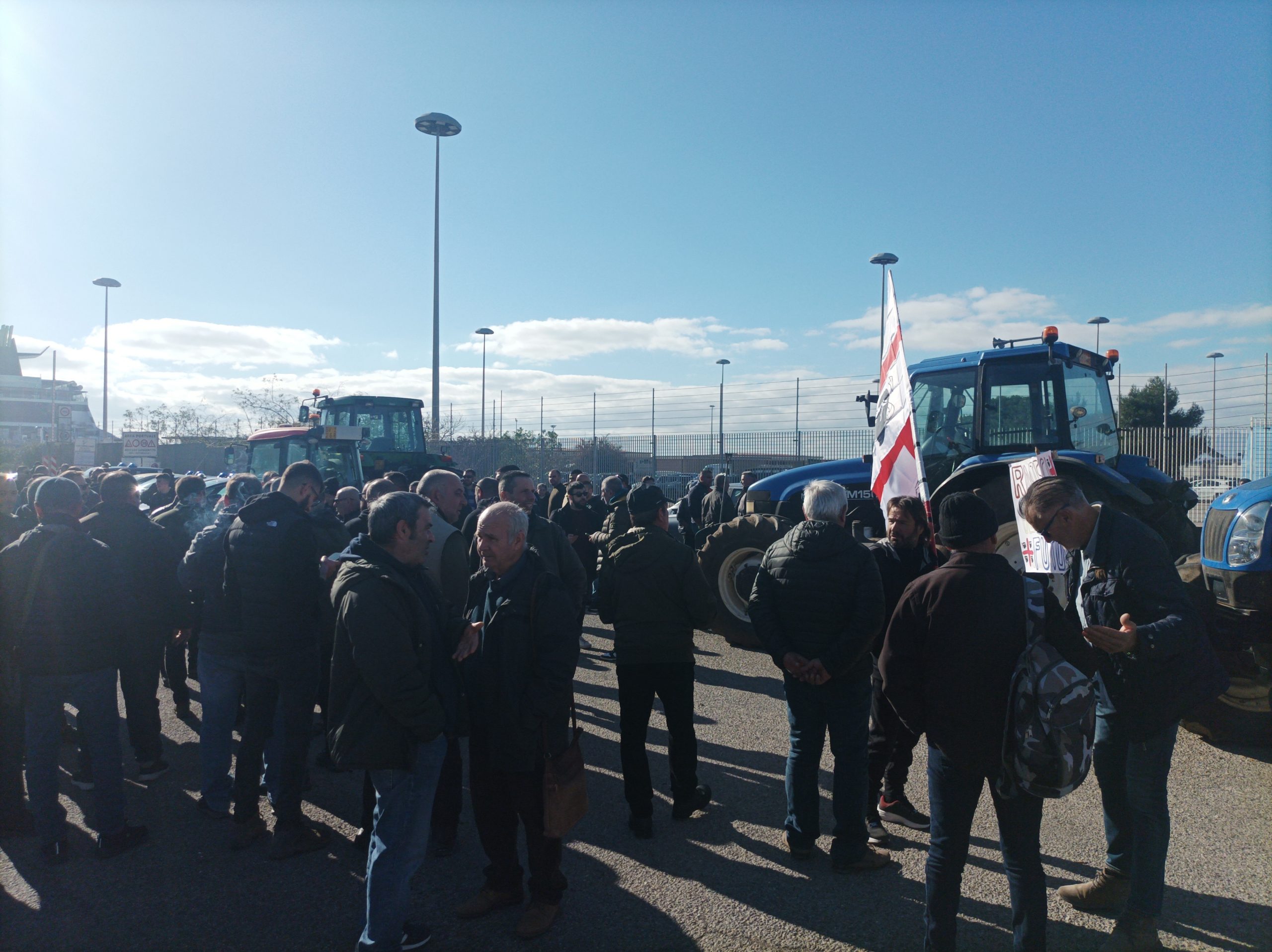 Cagliari, scatta la protesta al porto di allevatori e pastori: “Ridateci il nostro futuro”