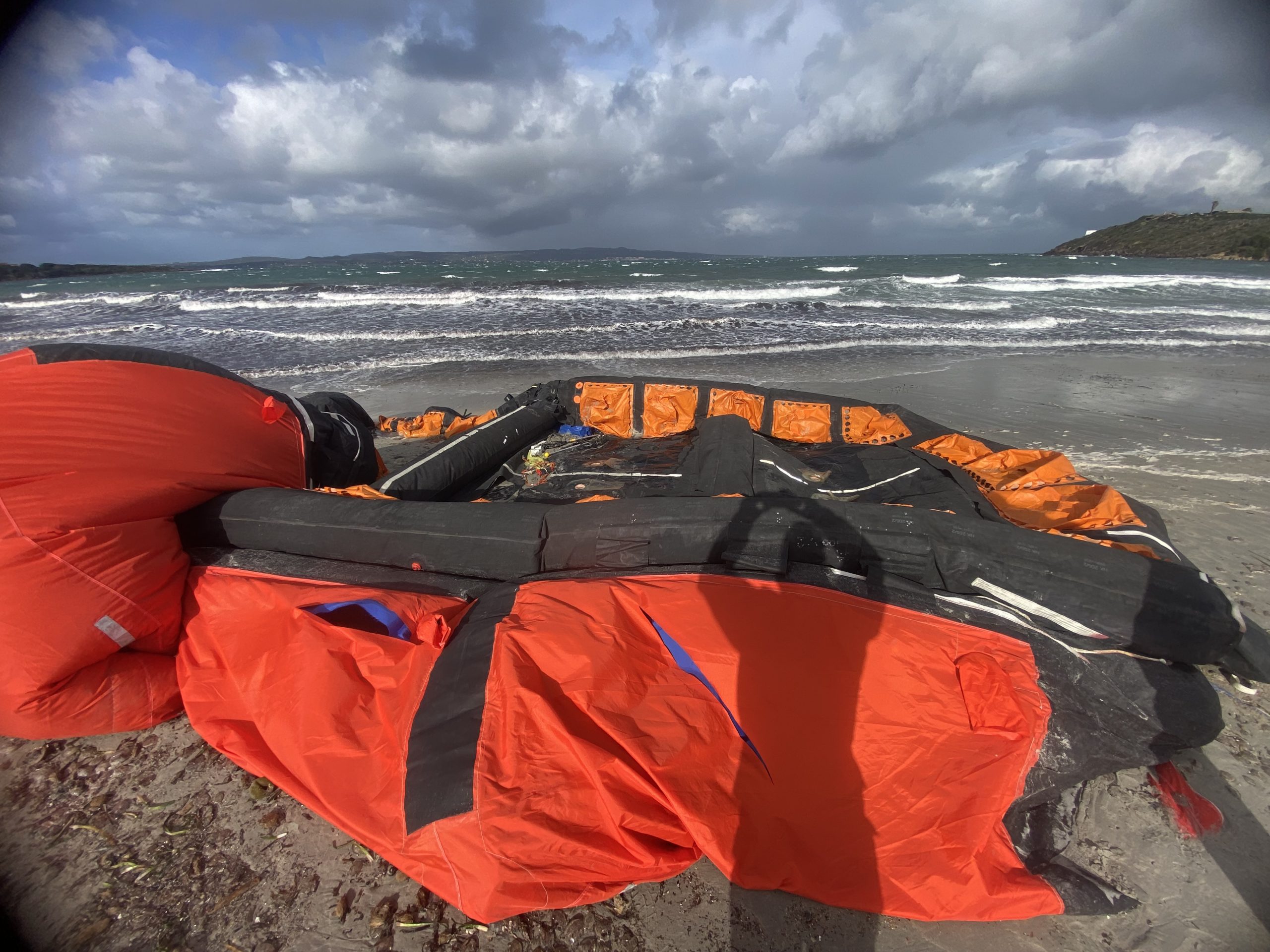 Zattera di un traghetto di linea si arena a Calasetta: intervento della Guardia costiera